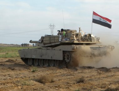 Βίντεο: Βομβιστές αυτοκτονίας του «Daesh» τα βρίσκουν «σκούρα» έναντι Ιρακινών τανκς